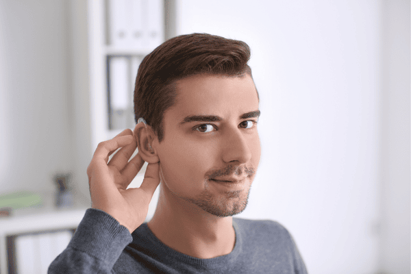 Hipoacusia moderada audióloga realizando una audiometría tonal a un paciente en clínica especializada