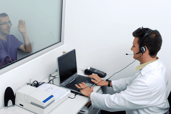 Persona realizando una audiometría en un centro auditivo Connecta