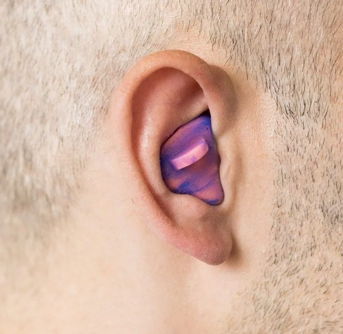 Tapón a medida de Centros Auditivos Connecta en Ponferrada, utilizado por persona mayor