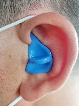 Persona mayor utilizando tapones a medida de Centros Auditivos Connecta