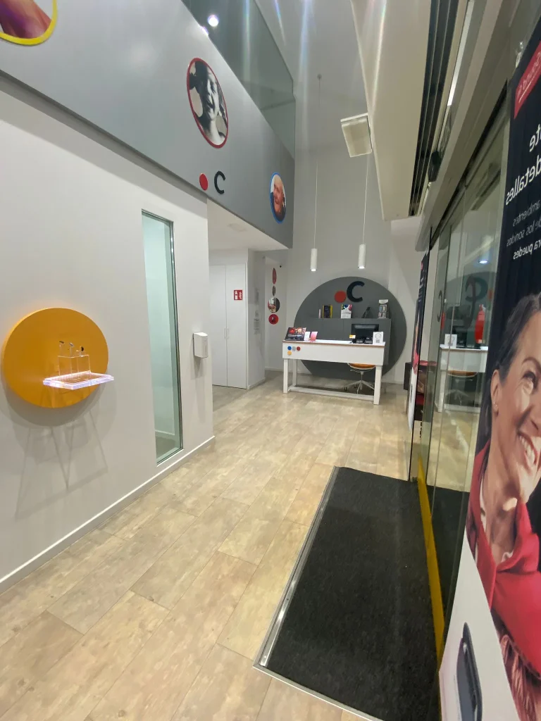 Centro auditivo Ponferrada Connecta entrada y recepción