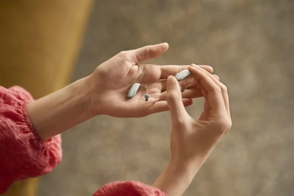 Proceso de adaptación de audífonos personalizados en centro auditivo Ponferrada.